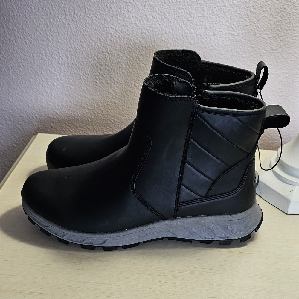 Khombu Black Ankle Boots with Gray Sole